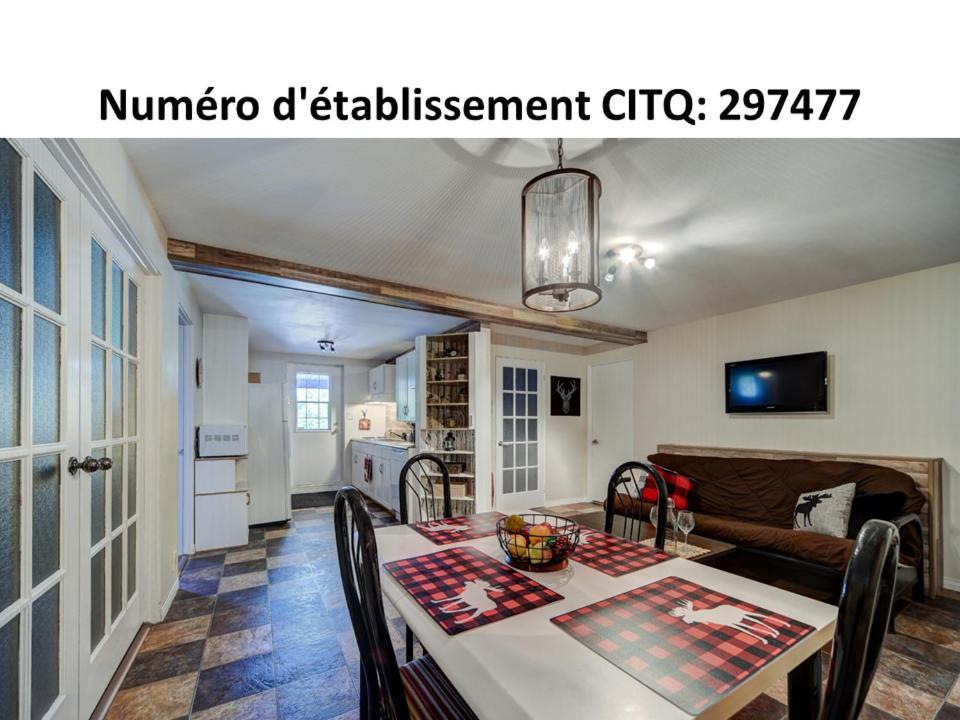 Au Pied Des Monts-Valin, Hebergement Touristique Saint-Honore Экстерьер фото