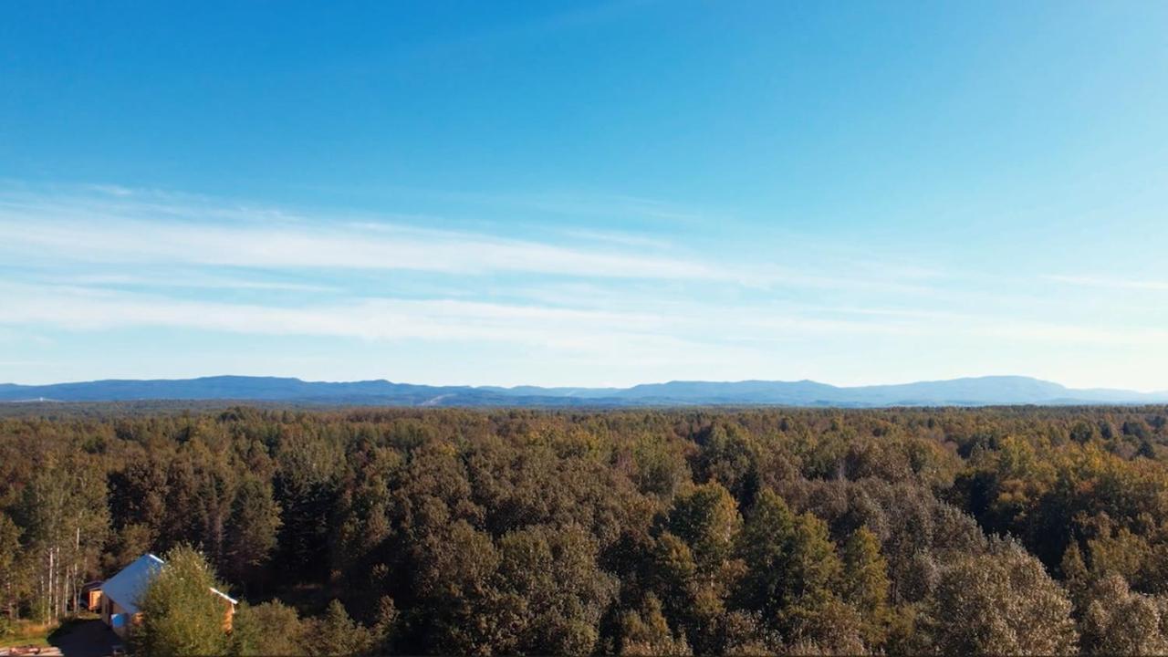 Au Pied Des Monts-Valin, Hebergement Touristique Saint-Honore Экстерьер фото